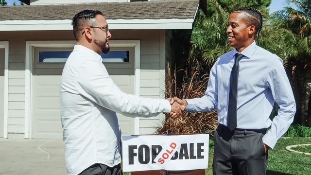 what does a real estate agent do